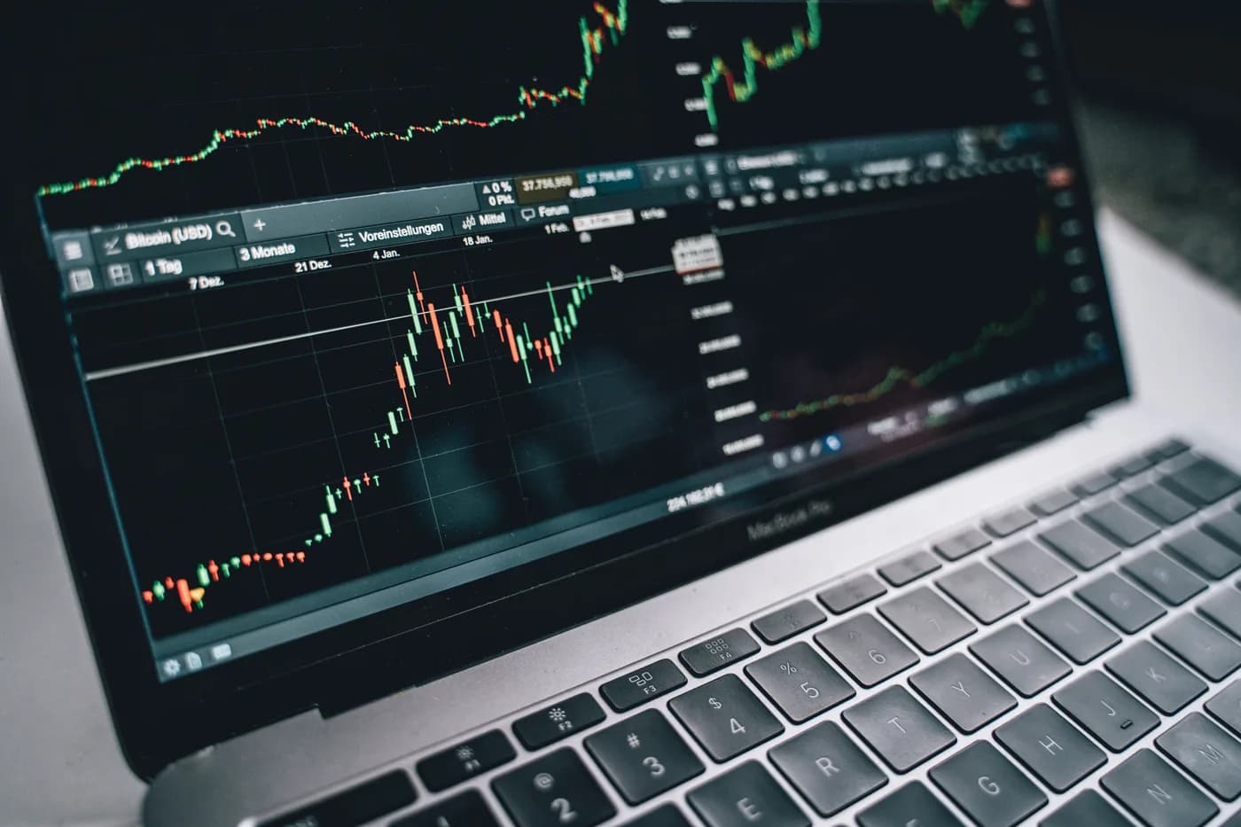 Bärbar dator som visar ett prisdiagram för bitcoin