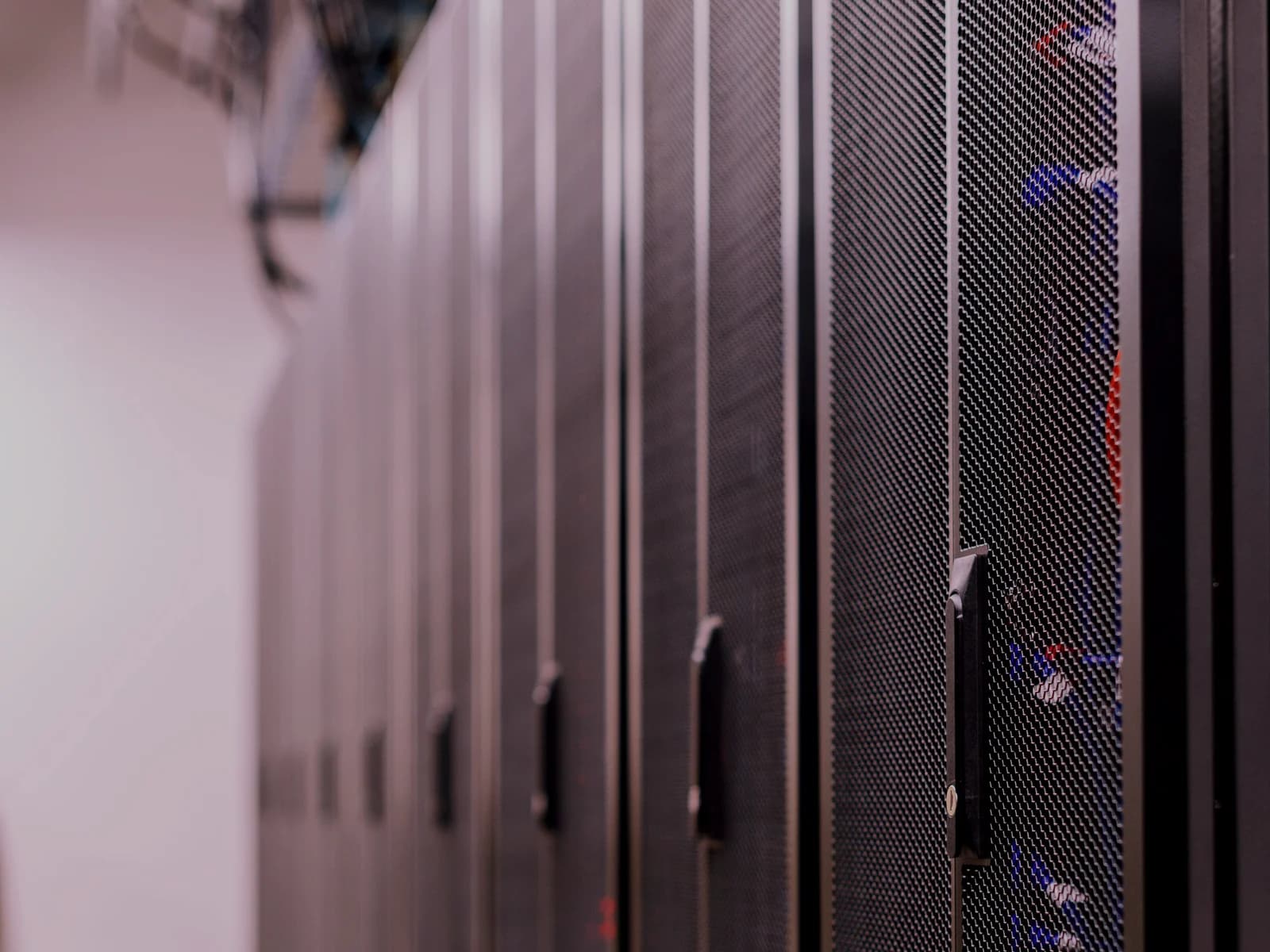 Rad av serverrack i ett modernt datacenter, som symbol för validatorinfrastruktur