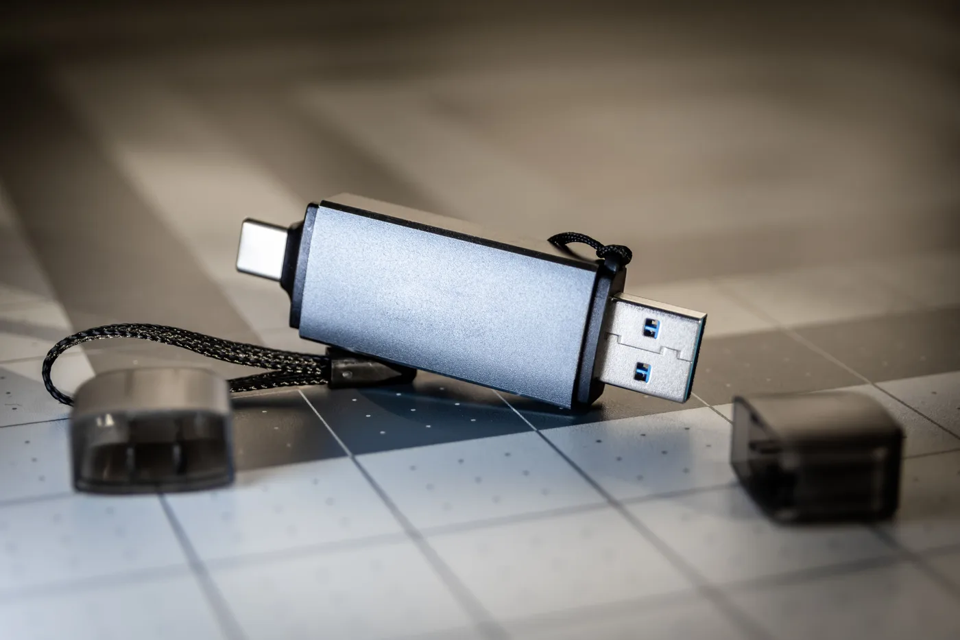 Litet metalliskt USB-lagringsmedia, en symbol för säker digital förvaring